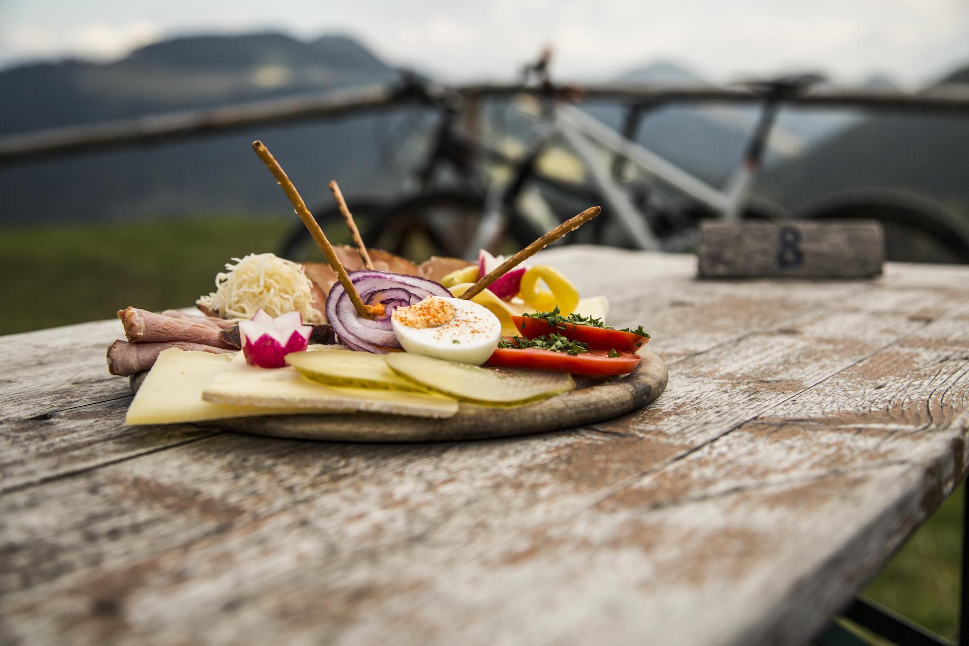 Brotzeit auf der Bründling-Alm